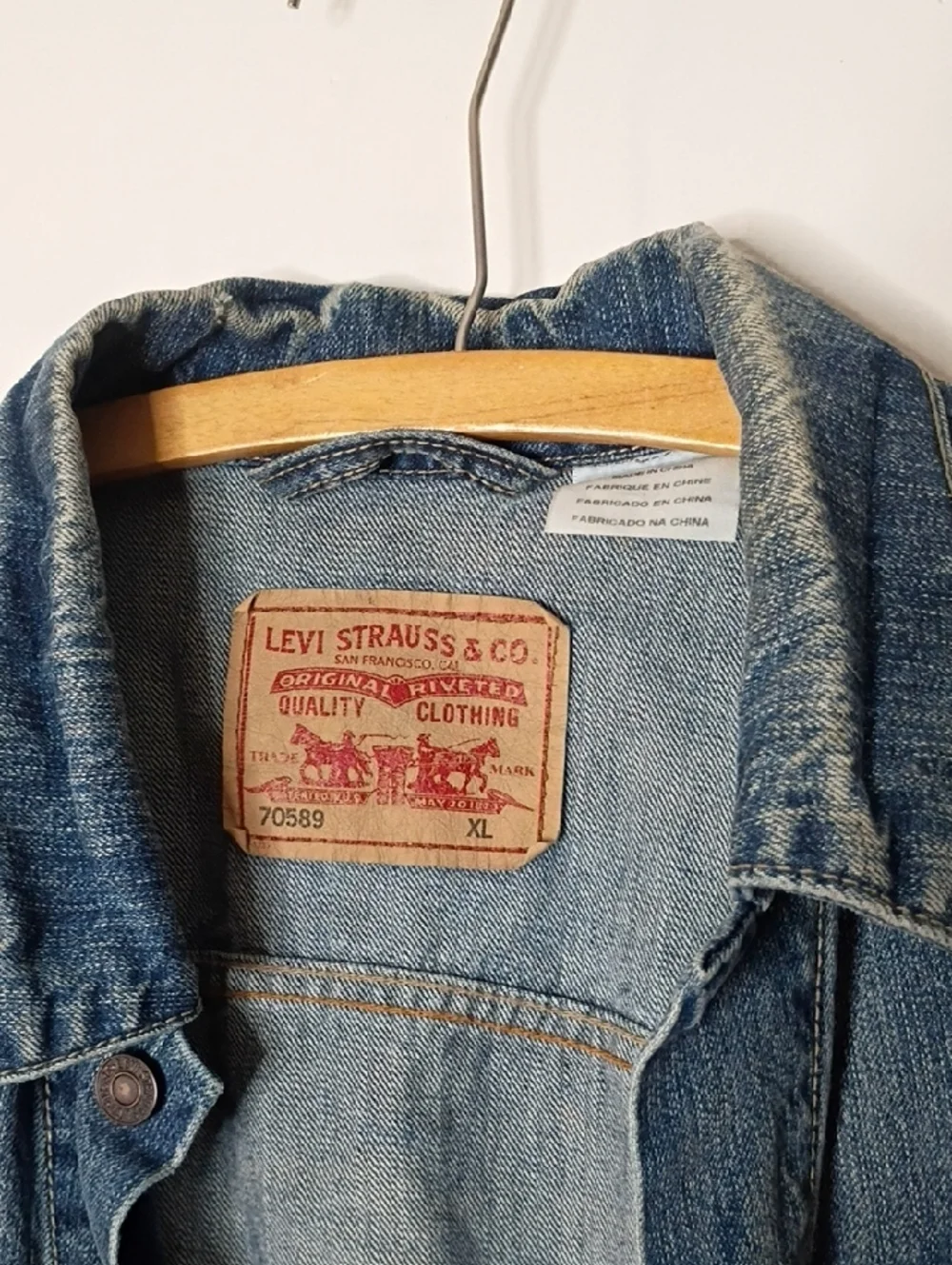 Vintage Levi's Men's Light Blue Denim Trucker Jacket 70589 - Picture 4 of 11